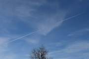 Morten 20 november 2024 - Jetfly over Høyenhall, klokken er 11.47 og det sitter to skjærer i treet der. Jeg har ikke tatt bilde av jetfly 20 november før