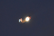 Morten 22 november 2024 - Norwegian over Høyenhall, men nå svinger dem, da er retningen mot Gardermoen. Ser jeg en helt på halen?