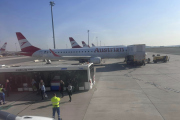 Liv 30 oktober 2024 - Her har vi Austrian Airlines på Wien Schwechat flyplass. Jeg tror det nærmeste flyet er OE-LWD som er en Embraer ERJ-195LR fra 2015 og heter Central Europe
