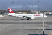 Liv 30 oktober 2024 - HB-IJQ på Wien Schwechat flyplass, her er vi sikker. Det er Swiss International Air Lines som står her med sin Airbus A320-214 fra 1997 og som heter Locarno