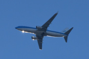 Morten 2 oktober 2024 - PH-BXG over Høyenhall, det er KLM Royal Dutch Airlines som kommer med sin Boeing 737-8K2 fra 2000 og heter Kraanvogel / Crane. Legg merke til solrefleksene