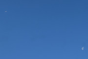 Morten 23 oktober 2024 - Norwegian over Høyenhall igjen, klokken er 11.45 og dem er på vei til varmere strøk. Denne gangen fikk vi også med månen