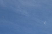Morten 24 oktober 2024 - Norwegian over Høyenhall, klokken er 11.59 og dem er på vei til varmere strøk. Her fikk vi med månen også