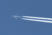 Morten 4 oktober 2024 - Jetfly over Høyenhall, selv om jeg zoomer meg inn, så ser jeg ikke hvem det er