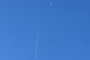 Morten 26 september 2024 - Jetfly og månen over Høyenhall, klokken er 09.24 og dem er på vei til varmere strøk