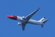 Morten 18 april 2024 - LN-DYM over Høyenhall, det er Norwegian Air Shuttle AOC som kommer med sin Boeing 737-8JP som er fra 2011 og heter Andre Bjerke.  Hadde du kommet 1 minutt før så hadde jeg fått deg og Danish Air Transport (DAT) i samme bilde