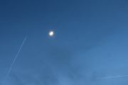 Morten 1 april 2025 - Jetfly over Høyenhall, klokken er 20.52. Det er faktisk en til som kommer fra høyre og vi får med månen