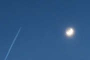 Morten 1 april 2025 - Jetfly over Høyenhall, her har vi den med månen og jeg syns jeg ser Karlsvognen også