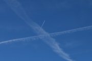 Morten 1 april 2025 - Jetfly over Høyenhall, klokken er 12.52 og jeg tar bilde når den krysser de to jetflystripene