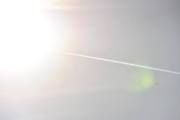 Morten 2 april 2025 - Jetfly over Høyenhall, klokken er 17.40 og dem flyr rett inn i solen. Jeg kan kjenne varmen helt hit