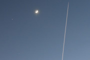 Morten 2 april 2025 - Jetfly over Høyenhall, klokken er 20.52 og vi fikk med månen. Da går jeg og legger meg