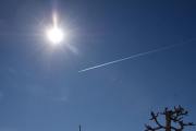 Morten 3 april 2025 - Jetfly over Høyenhall igjen, klokken er 13.12 og vi fikk med solen