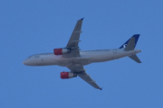 Morten 6 april 2025 - OY-KAP over Høyenhall, det er SAS Scandinavian Airlines som kommer med sin Airbus A320-232 fra 2007 og heter Viglek Viking. Den så jeg 9 og 17 april 2023 også