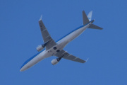 Morten 6 april 2025 - PH-EZY over Høyenhall, det er KLM Cityhopper som kommer med sin Embraer ERJ-190-100 fra 2013. Den så jeg 5 april 2021, ikke så langt unna