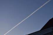 Morten 9 april 2025 - Jetfly over Høyenhall, klokken er 20.00 og samtidig gikk det et jetfly over her. Blir det siste bilde her i kveld