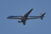 Morten 9 april 2025 - PH-EZH over Høyenhall, jeg tror det er KLM Cityhopper som kommer med sin Embraer ERJ-190STD fra 2009. Den har jeg sett kun en gang og det var den 8 mai 2024