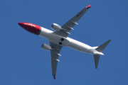 Morten 16 august 2025 - SE-RTX over Høyenhall, klokken er 18.01 og det er Norwegian Air Sweden AOC som kommer med sin Boeing 737 MAX 8 fra juli 2025. Den har jeg ikke tatt bilde av før, kanskje ikke så rart