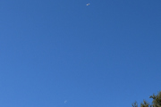 Morten 17 august 2025 - KLM Royal Dutch Airlines over Høyenhall, klokken er 13.47 og vi får dem sammen med månen