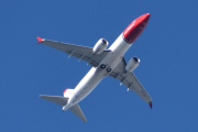 Morten 17 august 2025 - LN-FGJ over Høyenhall, klokken er 10.36 og det er Norwegian Air Shuttle AOC som kommer med sin Boeing 737-8 MAX fra august 2022 og helten heter Knud Rasmussen. Jeg har ikke sett den i august før, men har noen bilder som jeg må redigere