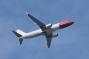 Morten 19 august 2025 - Norwegian over Høyenhall igjen, klokken er 15.27. Mulig at jeg har sluppet igjennom noen fly nå, men det tar tid og  fotografere en CD samling. Men hadde disse hatt helter på halen sin, da hadde jeg dokumentert dem