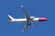 Morten 19 august 2025 - Norwegian over Høyenhall, klokken er 12.17 og jeg har vært på hytta i dag og hentet en CD-samling. Jeg ser en helt på halen. Jeg så Norwegian den 19 august 2018 også, men det var ved Kløfta og Neskollen