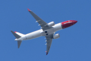 Morten 21 august 2025 - SE-RTX over Høyenhall, klokken er 14.43 og det er Norwegian Air Sweden AOC som kommer med sin Boeing 737 MAX 8 fra juli 2025. Nå har jeg sett deg før, det var 16 august 2025. Er det et fjell du har malt på halen?
