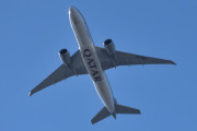 Morten 22 august 2025 - A7-BFL over Høyenhall, klokken er 14.36 og det er Qatar Airways Cargo som kommer med sin Boeing 777-FDZ fra mars 2017
