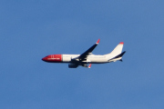 Morten 22 august 2025 - Norwegian over Høyenhall, klokken er 18.44 og den har en lufteluke på ryggen. Kan det da være en Boeing 737-8JP? Jeg skal gjøre et søk. Det stemmer, alle de 800 bildene jeg har så ser jeg luken på ryggen, og det er bare Norwegian fly som dukker opp