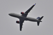 Morten 22 august 2025 - SAS over Høyenhall, klokken er 20.20 og det er SAS som kommer med sin Airbus med røde motorer. Da må den være litt gammel, for dem fløy jo Boeing før. Dem bestilte Airbus i 2018, men når tok jeg mitt første bilde? Kan det være den 3 februar 2019, da var det en Airbus A320-251N
