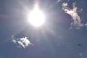 Morten 22 august 2025 - SE-ROM over Høyenhall, klokken er 13.27 og vi får SAS Scandinavian Airlines med solen. Tror det er første gangen