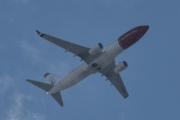 Morten 26 august 2025 - LN-ENR over Høyenhall, klokken er 16.16 og det er Norwegian Air Shuttle AOC som kommer med sin Boeing 737-8JP fra januar 2018 og helten på halen heter Jan Baalsrud. Den så jeg for to dager siden så her er alt i orden, men før juni 2021 så het den EI-FVZ som jeg leter etter