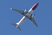 Morten 26 august 2025 - LN-NGM over Høyenhall, klokken er 15.13 og det er Norwegian Air Shuttle AOC som kommer med sin Boeing 737-8JP fra 2013 og helten heter Carl Nielsen. Jeg så den 18 og 19 august 2023. Da rettet jeg alle Boeing 737-800 til Boeing 737-8JP, nå skal jeg legge inn ordet helten :-)