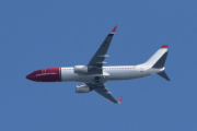 Morten 26 august 2025 - LN-NIK over Høyenhall, klokken er 16.12 og jeg tror det er Norwegian Air Shuttle AOC som kommer med sin Boeing 737-8FZ fra 2010. Jeg så den 19 august 2023, og her blir det noen forviklinger som jeg må rydde opp i. Norwegian fikk flyet i mars 2022
