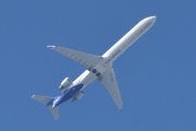 Morten 30 august 2025 - EI-GEA over Høyenhall, klokken er 12.18 og det er SAS Scandinavian Airlines som kommer med sin Bombardier CRJ-900LR fra 2009 og som heter Ingemar Viking. Dette er flytypen med mange navn, Bombardier, Mitsubishi og Canadair Regional Jet. Du har finere hale nå, jeg husker at du fløy over her den 30 juni 2022 med hvit hale