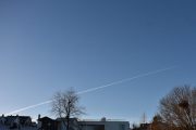 Morten 27 desember 2025 - Jetfly over Høyenhall, klokken er 13.07 og jeg registrerer et jetfly sammen med to fuglereir. Dette har jeg gjort før, men det sitter en skjære ved reiret til høyre