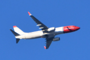 Morten 30 desember 2025 - Norwegian over Høyenhall, klokken er 12.20 og dem skal lande på Gardermoen. Jeg savner heltene på halen nå - God Jul og Godt Nyttår