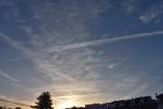 Morten 19 desember 2025 - Mange jetfly over Høyenhall, klokken er 13.42. Så med dette bilde vil jeg ønske alle jetfly en God Jul og fly pent :-)