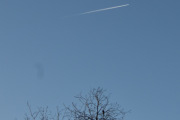 Morten 20 desember 2025 - Jetfly over Høyenhall, klokken er 13.59 og vi får med skjæra. Hvordan er det med jetfly 20 desember før? Vi har 20 desember 2021 for eksempel, da var det også fugler til stede. Men nå kommer Gardermoen Flyklubb