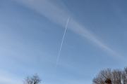 Morten 22 desember 2025 - Jetfly over Høyenhall, klokken er 12.58 og jeg har vært en tur på Østre gravlund, men er hjemme igjen nå. Her fikk vi med to fuglereir også, men ingen fugl