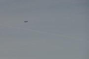 Morten 2 Juledag 26 desember 2025 - SAS og månen over Kløfta, klokken er 14.46 og jeg får først SAS med jetflystripa. Det har jeg ikke gjort før, men nå har du retningen