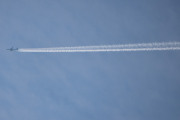Morten 27 desember 2025 - Qatar Airways over Høyenhall, klokken er 10.34 og jeg trodde dette skulle bli et jetfly. Men så zoomet jeg meg inn...
