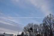 Morten 28 desember 2025 - Jetfly over Høyenhall, klokken er 13.11 og jeg lurer litt på den stripen. Jeg har et bilde fra 28 desember 2018, men da drev jeg med vareopptelling