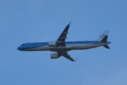 Morten Nyttårsaften 31 desember 2025 - KLM Cityhopper over Høyenhall, klokken er 11.54 og dem skal lande på Gardermoen. Jeg har ikke tatt bilde av dem på nyttårsaften før, så da ønsker jeg dem God Jul og Godt Nyttår