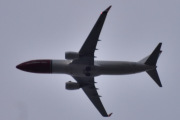 Morten Nyttårsaften 31 desember 2025 - LN-NIK besøker Høyenhall, klokken er 09.55. Jeg tror det er Norwegian Air Shuttle AOC som kommer med sin Boeing 737-8FZ fra 2010, og her er også innflyvningen litt uvanlig