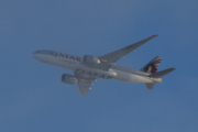 Morten 22 januar 2025 - A7-BFQ over Høyenhall, det er Qatar Airways Cargo som kommer med sin Boeing 777-F fra 2019. Den så jeg 26 januar 2023 også