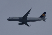 Morten 22 januar 2025 - D-AIWA over Høyenhall, det er Lufthansa som kommer med sin Airbus A320-214 fra 2017. Den har jeg bare sett en gang, og det var 29 september 2024