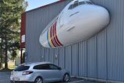 Morten 10 juli 2025 - Store fly på Gardermoen. Nå er jeg ved SAS Museet, her parkerte jeg med veteranbilen som også er en Renault den 13. september 2024. Museet ble grunnlagt på Fornebu i 1989 og ble flyttet til Gardermoen i 2003. Dem holder åpent tirsdag og søndag, så jeg bommet igjen