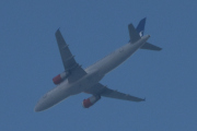 Morten 16 juli 2025 - SAS Scandinavian Airlines over Høyenhall, klokken er 14.05 og dem flyr fremdeles med røde motorer. Jeg kan lese OY- her...