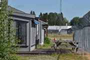 Morten 10 juli 2025 - Store fly på Gardermoen. På baksiden av SAS Museet har dem en utkikksplattform mot vestre rullebane som er åpent døgnet rundt. Der er jeg nå og sannelig så er det et askebeger der også som passer meg fint