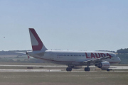 Liv 1 juli 2025 - Sjekk denne da, hun tar bilde av Lauda Europe sammen med en fugl. Nå skal jeg ikke blande kortene, men jeg så Lauda Europe over Sandefjord den 11 august 2021